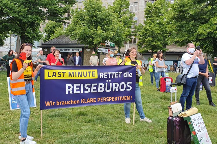 Auch Vertreter_innen der Oldenburger Reisebüros demonstrierten in der vergangenen Woche am Wittenbergplatz in Berlin.