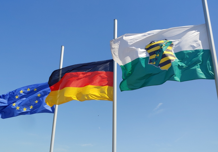 Flaggen vor dem sächsischen Landtag, über dts Nachrichtenagentur