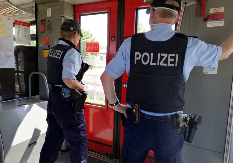 Zwei Polizisten im Zug, über dts Nachrichtenagentur