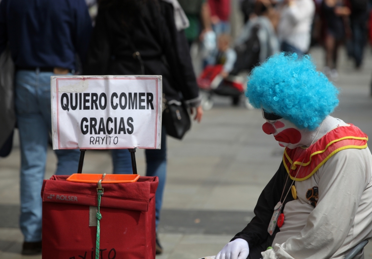 Ein trauriger Clown bettelt in Spanien, über dts Nachrichtenagentur