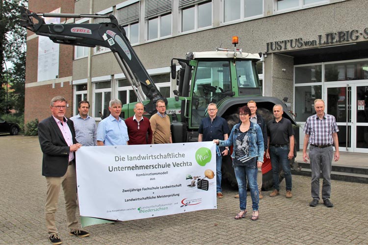 Freuen sich auf den Start der landwirtschaftlichen Unternehmerschule in Vechta: Manfred Schulte, Stephan große Siemer, Rainer Kues, Klaus Sandbrink, Hubert Focke-Meermann, Dirk Lüvolding, Dr. Karen Winkelmann, Andreas Klaus, Matthias Gerecke und Dr. Bernhard Rump.