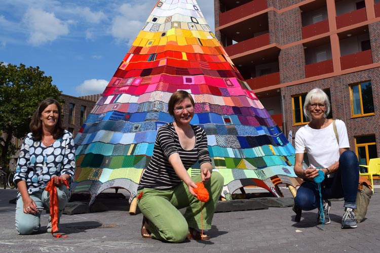 Eröffneten das Tipi in Kreyenbrück (von links): Jutta Hinrichsen (Gemeinwesenarbeit Stadtteiltreff Kreyenbrück, Stadt Oldenburg), Sophie Arenhövel (Kulturbüro, Stadt Oldenburg) und Künstlerin Ute Lennartz-Lembeck.