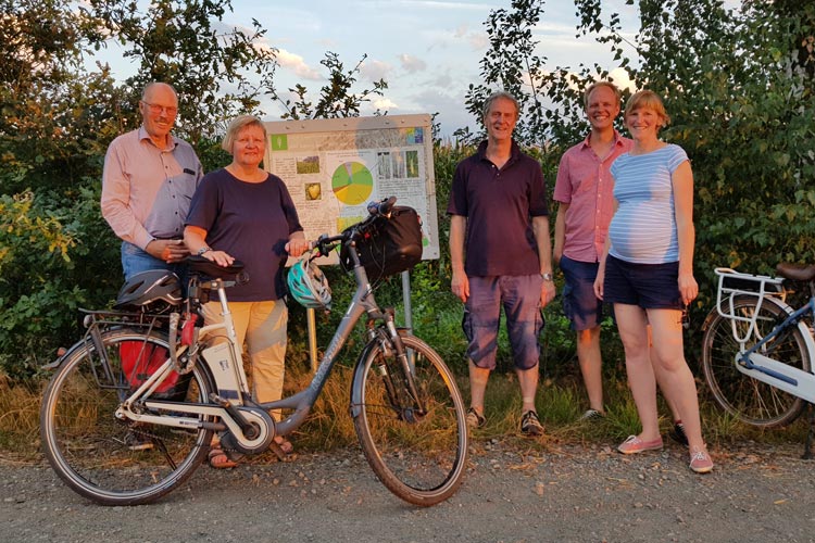 Testen die Schnitzeljagd beim Familienausflug (von links): Diedrich Meyer, Maren Meyer, Günter Alfs, Hinrich Meyer und Wiebke Meyer.