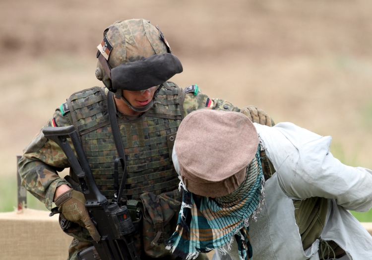 Soldat übt Festnahme, über dts Nachrichtenagentur