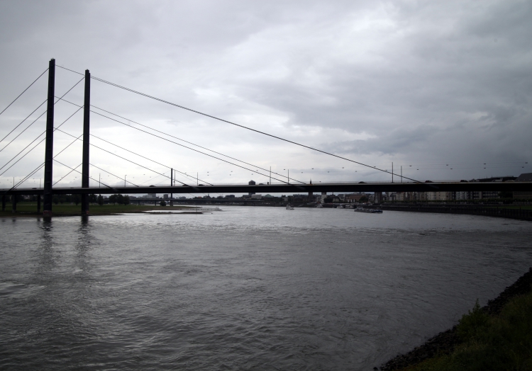 Rheinkniebrücke am Rhein bei Düsseldorf, über dts Nachrichtenagentur