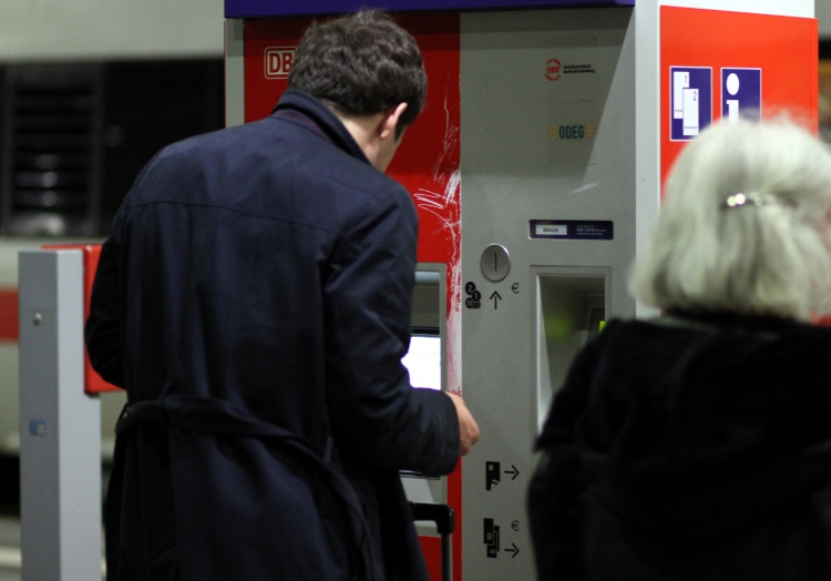 Reisender an einem Fahrkartenautomaten der Bahn, über dts Nachrichtenagentur