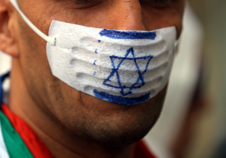 Mann mit ´Anti-Israel-Mundschutz´ (Demonstration), über dts Nachrichtenagentur