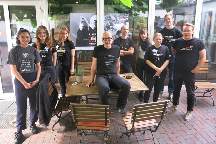 Filmfest-Chef Torsten Neumann (Mitte) mit seinem Team in den Filmfest-Shirts der vergangenen Jahre.