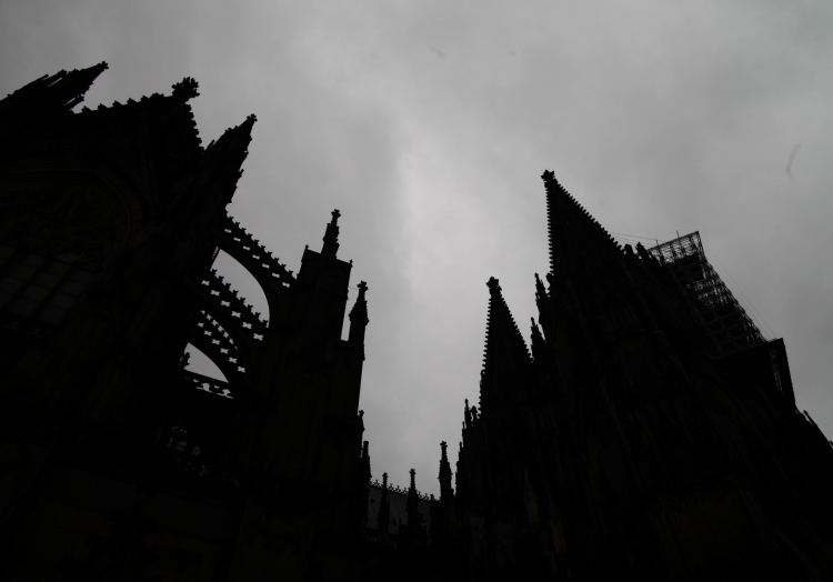 Kölner Dom dunkel unter grauen Wolken, über dts Nachrichtenagentur