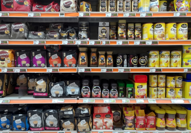 Kaffee und Tee im Supermarkt, über dts Nachrichtenagentur
