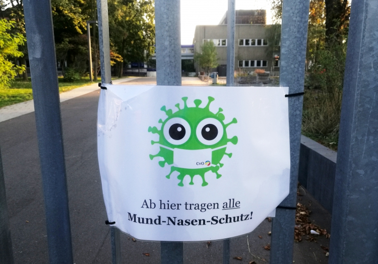 Corona-Hinweis an einer Schule, über dts Nachrichtenagentur