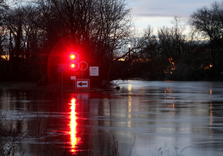 Durchfahrtsverbot an einem Fluss, über dts Nachrichtenagentur