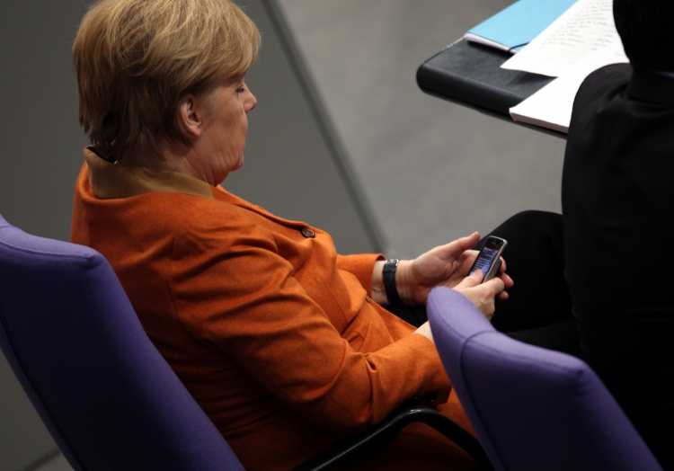 Angela Merkel mit ihrem Handy, über dts Nachrichtenagentur