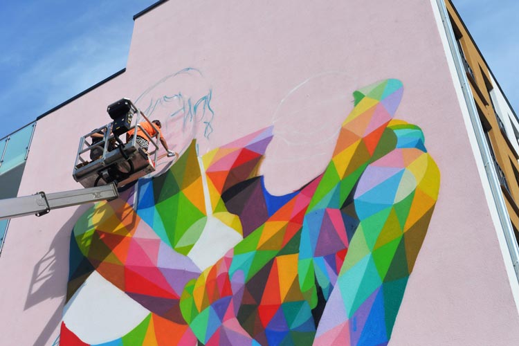 Das Mural (Wandgemälde) erstellt der Street-Artist Okuda, eine Berühmtheit in der Szene.