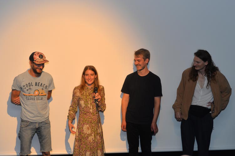 Glücklicherweise waren auch mal Gäste live zum Nachgespräch im Kino. Regisseur Dennis Stormer (rechts) war mit Hauptdarstellerin Moa Nilsson und seinem Team nach Oldenburg gekommen, um sein beeindruckendes Debüt „Full of Fire“ vorzustellen.