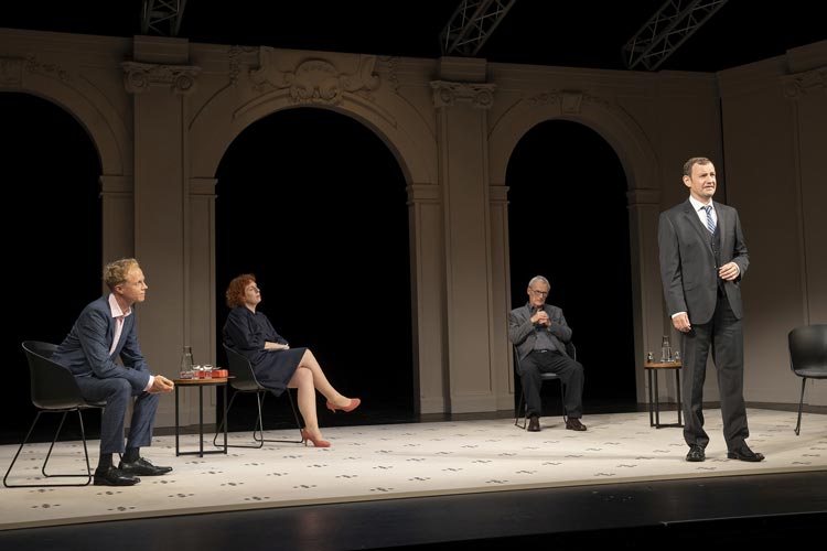 „Gott“ von Ferdinand von Schirach ist derzeit im Großen Haus des Oldenburgischen Staatstheaters zu sehen.