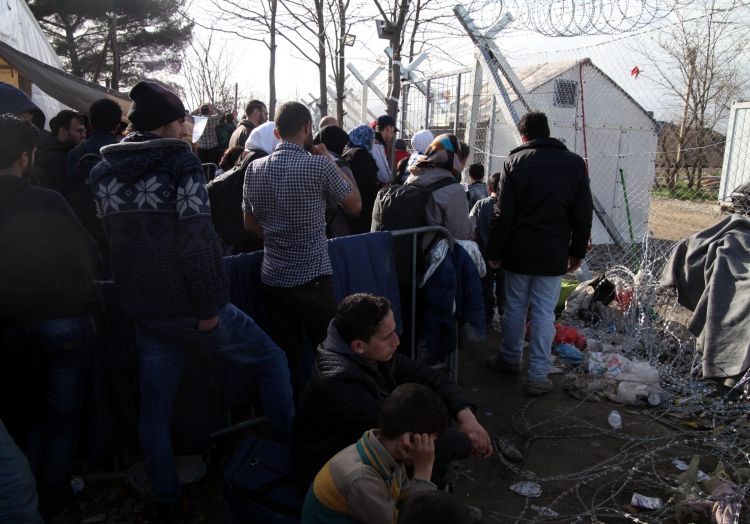 Flüchtlinge auf der Balkanroute vor einer Grenzkontrolle, über dts Nachrichtenagentur