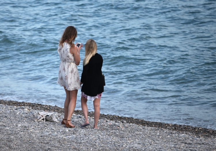 Zwei junge Frauen am Strand, über dts Nachrichtenagentur