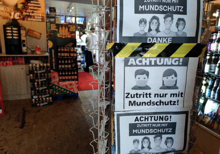 Hinweis auf Mund-Nasen-Schutz in einem Späti, über dts Nachrichtenagentur