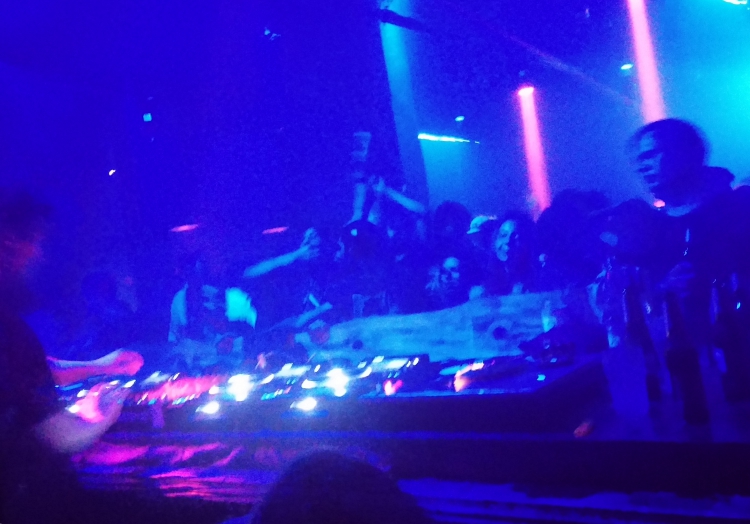 DJ und Tanzende in einem Techno-Club, über dts Nachrichtenagentur