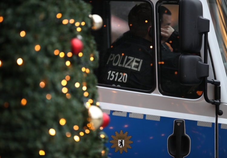 Polizei auf Weihnachtsmarkt, über dts Nachrichtenagentur