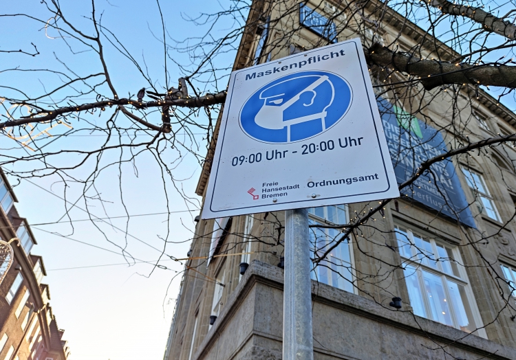 Hinweisschild auf Maskenpflicht in einer Fußgängerzone, über dts Nachrichtenagentur