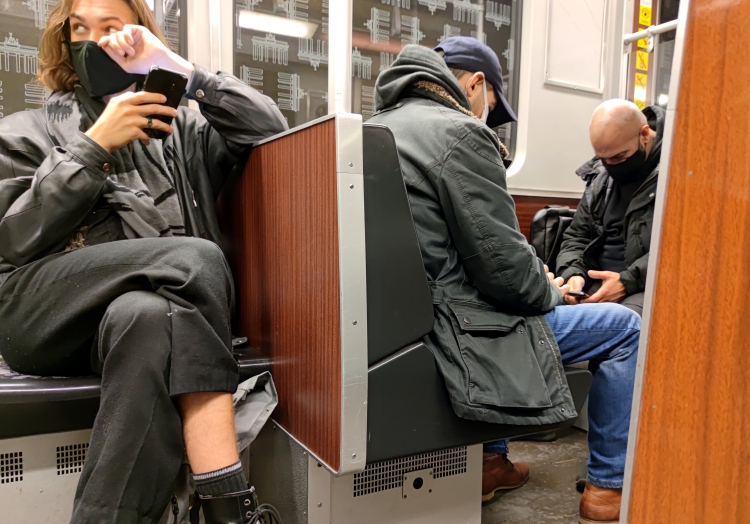 Männer mit Maske in einer U-Bahn, über dts Nachrichtenagentur