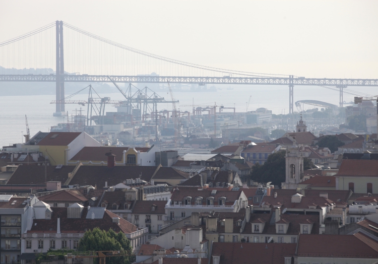 Altstadt von Lissabon mit Hafen und Brücke, über dts Nachrichtenagentur