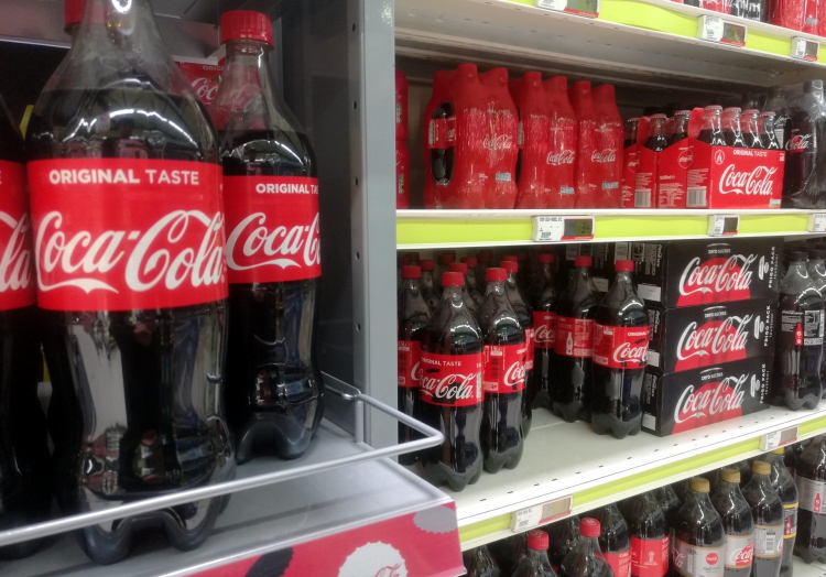 Coca-Cola in einem Supermarktregal, über dts Nachrichtenagentur