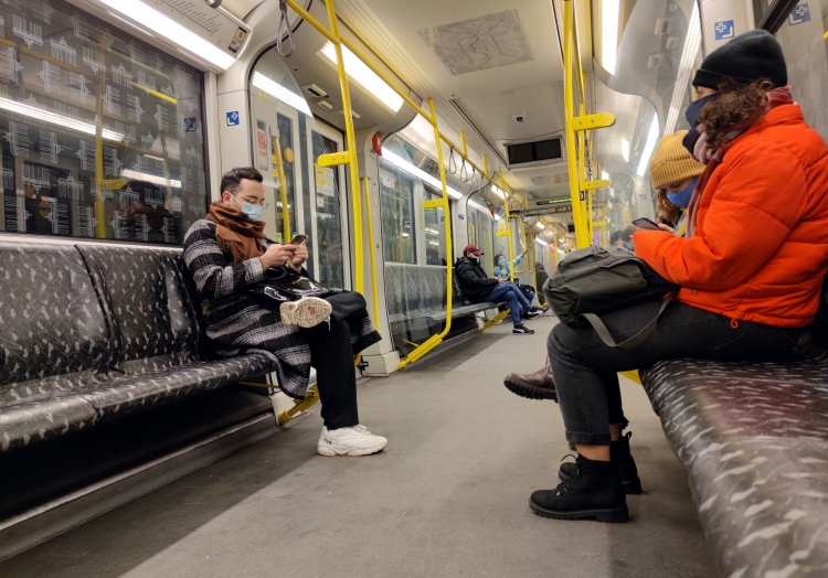 Fahrgäste mit Maske in einer U-Bahn, über dts Nachrichtenagentur