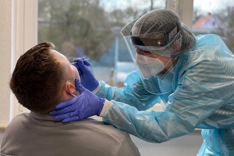 Ab Mittwoch können sich Kindertagespflegepersonen und das Personal in Schulen und Kitas kostenfrei auf das Coronavirus testen lassen.