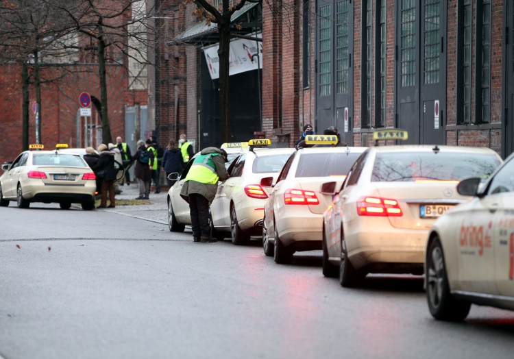 Taxis warten vor Impfzentrum, über dts Nachrichtenagentur