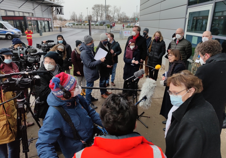 11.01.2020: Ursula Nonnemacher eröffnet Impfzentrum am Flughafenterminal Schönefeld, über dts Nachrichtenagentur