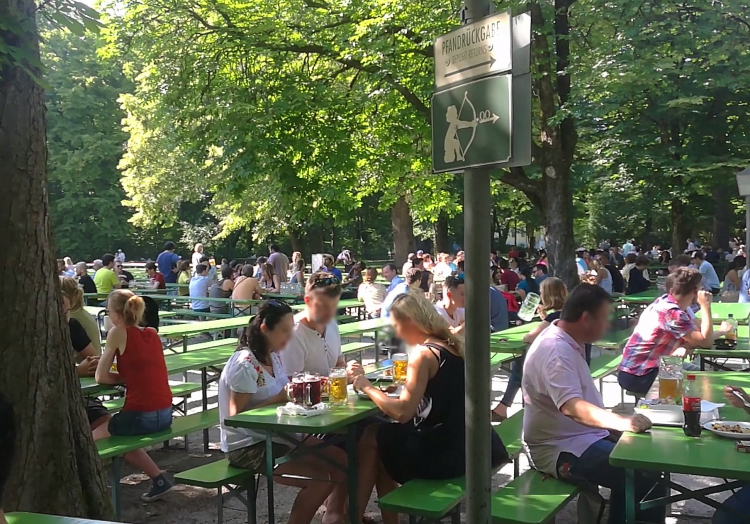 Biergarten in Vor-Corona-Zeiten, über dts Nachrichtenagentur