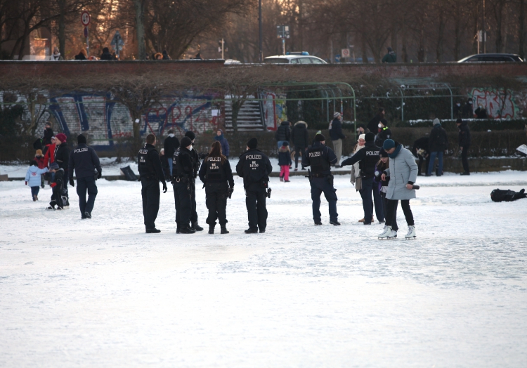 Polizei vescheucht Leute vom Eis, über dts Nachrichtenagentur