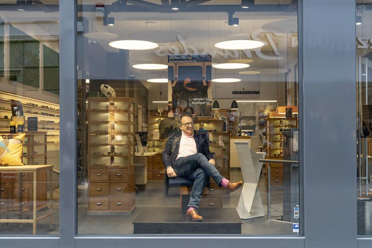 Christian Firmbach, Generalintendant des Oldenburgisches Staatstheaters, nimmt Platz auf einem Prototyp der sanierten Theaterstühle für das Kleine Haus.