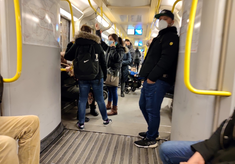 Menschen in einer U-Bahn, über dts Nachrichtenagentur