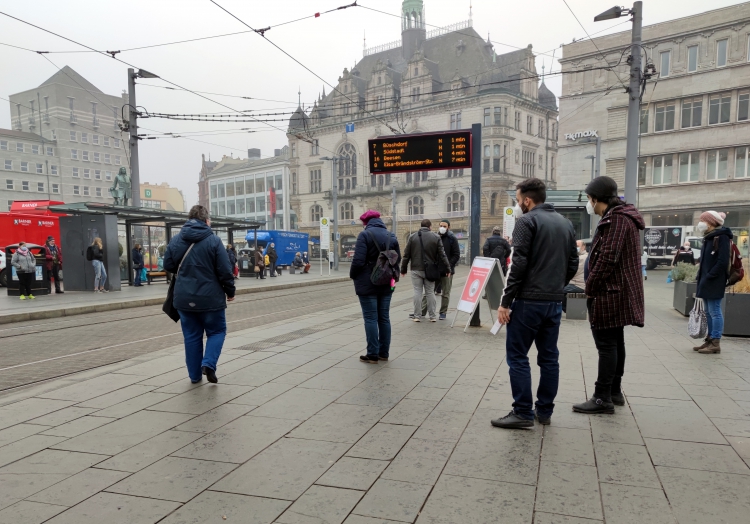 Menschen an einer Straßenbahnhaltestelle, über dts Nachrichtenagentur