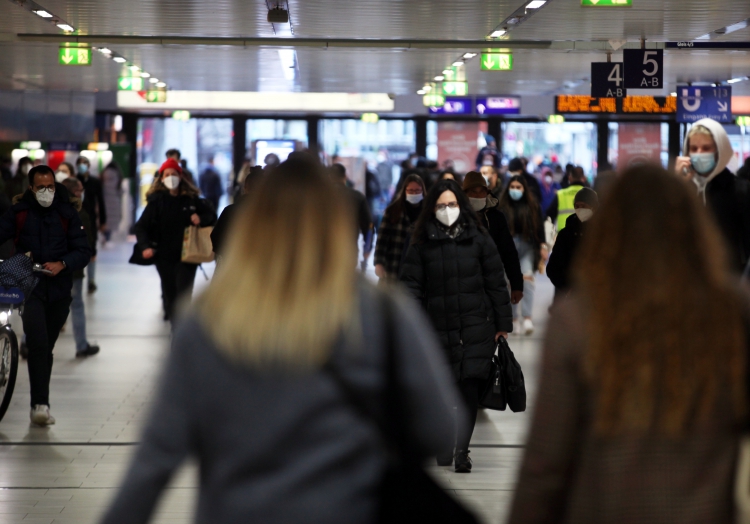 Menschen mit Maske, über dts Nachrichtenagentur