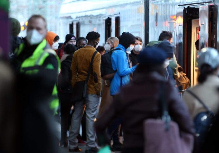 Menschen mit Maske, über dts Nachrichtenagentur