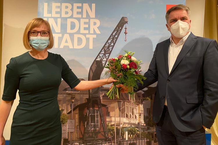 Nicole Piechotta gratuliert Jürgen Krogmann zu seiner erneuten Nominierung für die Kandidatur zu einer zweiten Amtszeit.