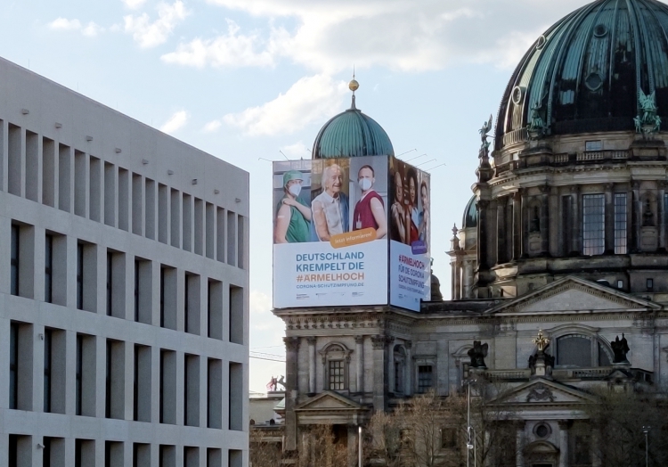 Plakate für Impfkampagne am Berliner Dom, über dts Nachrichtenagentur