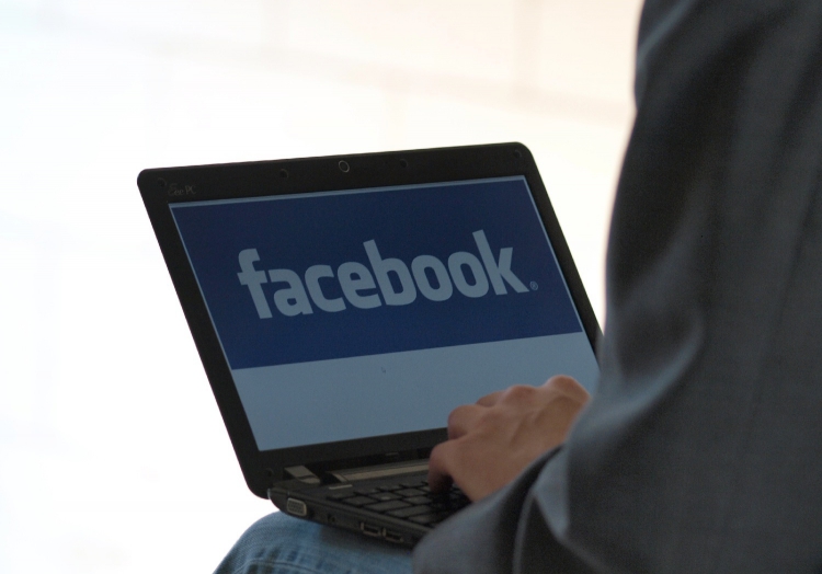 Facebook-Nutzer am Computer, über dts Nachrichtenagentur