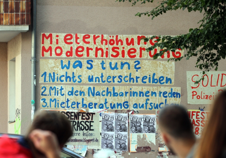 Fassadenbeschriftung gegen Mieterhöhungen, über dts Nachrichtenagentur