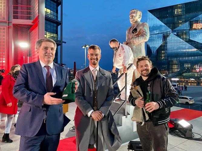 Oberbürgermeister Jürgen Krogmann mit Joko Winterscheidt und Klaas Heufer-Umlauf (von links) bei der Einweihung der Klaas-Statue am Berliner Hauptbahnhof.