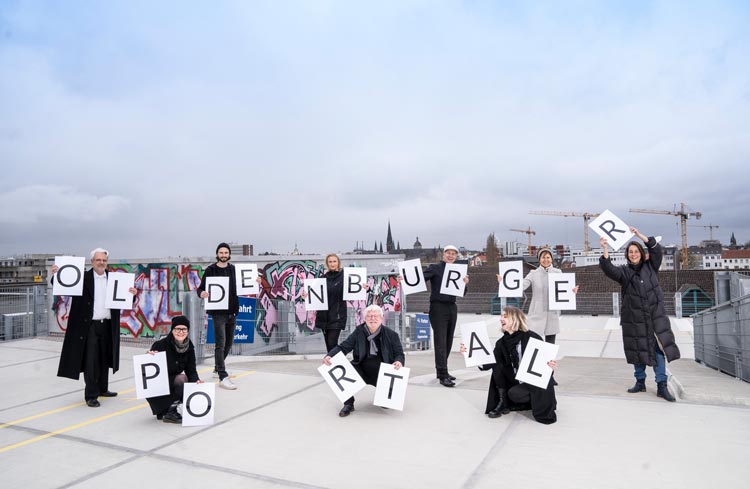 Stellen das Oldenburger Portal vor (v.l.,hinten): Andreas Büttner (Creative Mass), Jürgen Boese (cre8), Manuela Girgsdies (Kulturgesichter0441), Roland Hentschel und Ina Lehnert-Jenisch (Wirtschaftsförderung der Stadt Oldenburg), Katharina Semling (Creative Mass), (vorne) Jinke Fanselau (Kulturgesichter0441), Norbert Egdorf (cre8) und Mathilda Kochan (Creative Mass).