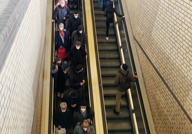 Menschen mit Maske, über dts Nachrichtenagentur