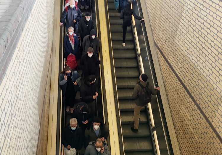 Menschen mit Maske, über dts Nachrichtenagentur