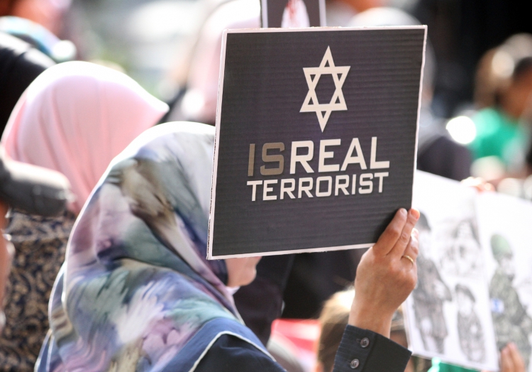 Demonstrantin mit ´Isreal Terrorist´-Plakat, über dts Nachrichtenagentur