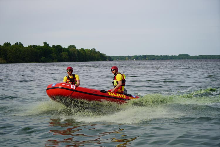 Tim Jannik Drieling und Moritz Pollehn (von links) führen das IRB-Schlauchboot vor.